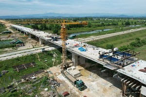 Thi công cao tốc Bắc - Nam, đoạn Diễn Châu - Bãi Vọt.