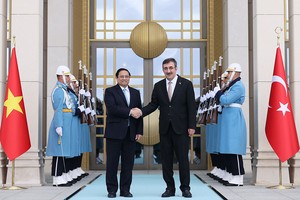 Phó Tổng thống Thổ Nhĩ Kỳ Cevdet Yilmaz và Thủ tướng Chính phủ Phạm Minh Chính tại lễ đón chính thức (Ảnh: VGP/Nhật Bắc)