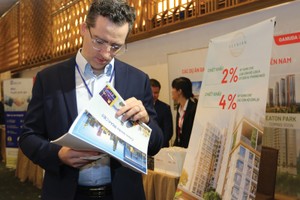 Một nhà đầu tư nước ngoài tìm hiểu thông tin về các dự án bất động sản tại Diễn đàn M&A 2023. Ảnh: Lê Toàn 