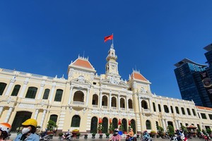 Năm 2023, tăng trưởng kinh tế của TP.HCM ước đạt 5,81% - thấp hơn so với mục tiêu đặt ra trước đó là 7,5 - 8%. Tuy nhiên, tốc độ tăng trưởng đã có sự cải thiện theo từng quý. Ảnh: Lê Toàn