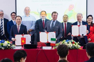 Lễ ký kết hợp tác giữa Trường Đại học Kinh tế - ĐHQGHN với Đại học Salento (Italy) và Phòng Thương mại Italy (I-Cham)