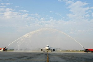 Chuyến bay 3U3905 từ Thành Đô đã hạ cánh an toàn tại Cảng hàng không quốc tế Nội Bài trong nghi thức “phun vòi rồng” chào đón trang trọng.