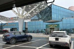 Khách mang hộ chiếu, sổ thông hành du lịch biên giới được qua Cửa khẩu Bắc Luân II 