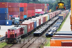 Tàu chở hàng hóa tại kho container ở Uiwang, Seoul (Hàn Quốc). Ảnh: YONHAP/TTXVN