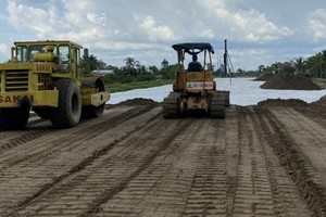 Thi công cao tốc Bắc - Nam, đoạn Cần Thơ - Cà Mau.