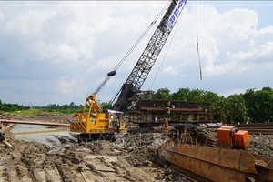 Thi công Dự án thành phần 1 của Dự án xây dựng công trình đường bộ Cao tốc Cao Lãnh-An Hữu giai đoạn 1.(Ảnh: TTXVN).