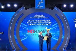Ông Trần Xuân Huy, Phó tổng giám đốc HDBank nhận cú đúp giải thưởng Doanh nghiệp niêm yết vốn hóa lớn có Báo cáo thường niên tốt nhất - Nhóm ngành Tài chính và Doanh nghiệp Tổ chức kỳ ĐHĐCĐ thường niên tốt nhất
