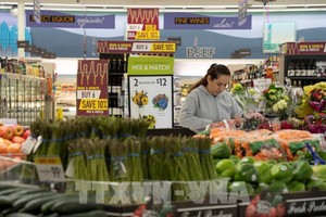 Người dân mua sắm tại một siêu thị ở San Mateo, California, Mỹ. Ảnh: THX/TTXVN