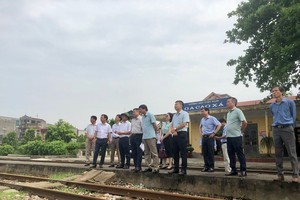 Đại diện các cơ quan chức năng khảo sát hạ tầng ga Cao Xa - Hải Dương.