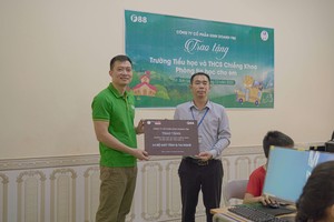 Thầy hiệu trưởng Vũ Hồng Trường đại diện trường Tiểu học và Trung học cơ sở Chiềng Khoa nhận món quà là phòng tin học do Công ty Cổ phần Kinh doanh F88 trao tặng