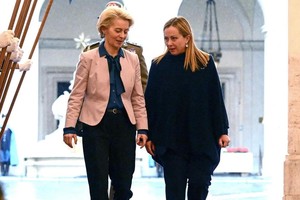 Thủ tướng Italy Giorgia Meloni (phải) và Chủ tịch Ủy ban châu Âu (EC) Ursula von der Leyen. (Ảnh: AFP/TTXVN)