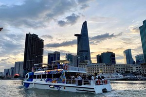 TP.HCM: Du khách hào hứng thưởng ngoạn sông Sài Gòn trên tàu hai tầng mới