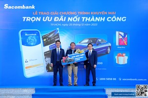 Ông Nguyễn Tấn Cường – Giám đốc Khối Doanh nghiệp và ông Nguyễn Huy Phương – Giám đốc Chi nhánh Thanh Hóa trao giải đặc biệt - Xe ô tô Mercedes C200 cho đại diện Công ty TNHH Xây dựng Dũng Vân