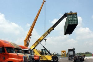 Bốc xếp tại cảng Thạnh Phước (nằm ở hữu ngạn sông Đồng Nai, thuộc xã Thạnh Phước, huyện Tân Uyên) - Ảnh: Tô Phương