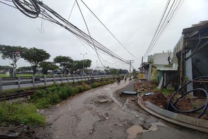 Một đoạn đã hoàn thành lắp dải phân cách với đường sát, bó vỉa hè.