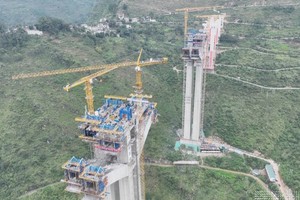 Cây cầu Huajiang Grand Canyon đang được xây dựng. (Ảnh: Pakistan Defence)