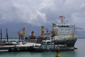 Tàu hàng cập cảng Chân Mây