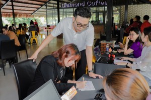 Người mua nhà đã sẵn sàng xuống tiền. Ảnh: Việt Dũng 