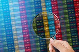 Trong giai đoạn khó khăn, nhiều nhà đầu tư vẫn “bám” thị trường, tìm kiếm các cổ phiếu tiềm năng