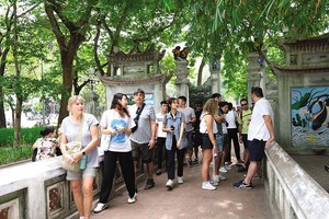 Năm 2023, Việt Nam đón 12,5 triệu lượt khách du lịch quốc tế. Trong ảnh: Khách quốc tế thăm Đền Ngọc Sơn (Hà Nội) Ảnh: Hồ Hạ