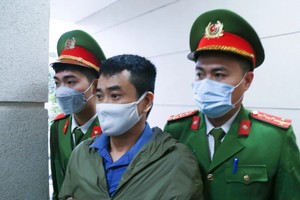 Chủ tịch Việt Á Phan Quốc Việt bị dẫn giải tới tòa trong vụ án thứ 2.