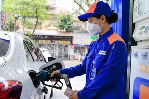 Bộ Công thương yêu cầu các đơn vị liên quan có giải pháp cung ứng đủ xăng dầu cho sản xuất, kinh doanh.