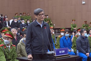 Cựu Bộ trưởng Bộ Y tế Nguyễn Thanh Long bị cáo buộc "gợi ý" Công ty Việt Á chi hơn 2,2 triệu USD.