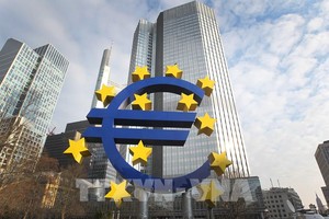 Biểu tượng đồng euro tại Frankfurt, Đức. Ảnh: AFP/ TTXVN