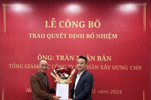 Ông Lê Minh Tân, Chủ tịch HĐQT C69 (trái) trao quyết định bổ nhiệm chức vụ Tổng giám đốc cho ông Trần Xuân Bản