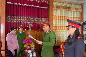 Cơ quan công an đọc lệnh khám xét và lệnh bắt tạm giam đối với bị can Dương Thị Thiếu