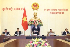 Chủ tịch Quốc hội Vương Đình Huệ phát biểu khai mạc phiên họp.