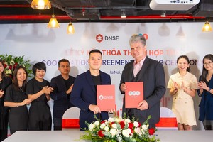 Ông Nguyễn Hoàng Giang, Chủ tịch HĐQT DNSE (bên trái) và ông Petri Deryng, Nhà sáng lập PYN Elite Fund (bên phải) ký thỏa thuận hợp tác