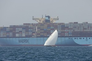 Tàu container của hãng Maersk di chuyển gần đảo Sir Abu Nuair hướng tới Dubai, Các Tiểu vương quốc Arab thống nhất. (Ảnh: AFP/TTXVN)