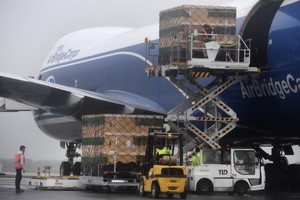 Theo dữ liệu của Xeneta, giá cước giao ngay hàng hóa bằng đường hàng không trung bình toàn cầu đã đạt đỉnh 2,6 USD/kg vào tháng 12/2023. Ảnh: AFP