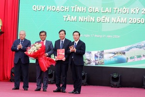 Phó Thủ tướng Chính phủ Trần Hồng Hà trao Quyết định của Thủ tướng Chính phủ phê duyệt Quy hoạch Tỉnh cho lãnh đạo tỉnh Gia Lai.