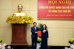 Bà Trương Thị Mai trao quyết định của Bộ Chính trị điều động và chỉ định ông Lương Nguyễn Minh Triết giữ chức vụ Bí thư Tỉnh ủy Quảng Nam nhiệm kỳ 2020 - 2025.