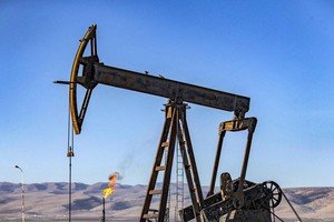 Một giàn khoan dầu tại thị trấn al-Qahtaniyah, tỉnh Hasakah, Syria. (Ảnh: AFP/TTXVN)