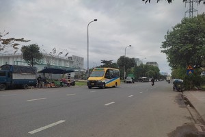 Tuyến buýt số 09 nối Bệnh viện Ung Bướu – đường Phạm Hùng đã hoàn thành kẻ vạch, cắm bảng các trạm dừng đón, trả khách.