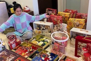 Chị Phan Linh Chi (Thanh Xuân, Hà Nội) tự tay đóng hàng nghìn giỏ quà Tết để phân phối cho các đơn vị bán lẻ.