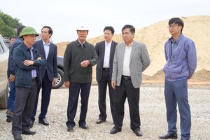 Phó chủ tịch Thường trực UBND tỉnh Quảng Bình Đoàn Ngọc Lâm (thứ hai bên phải ảnh) kiểm tra tiến độ thi công tại khu tái định cư Trường Thủy, huyện Lệ Thuỷ