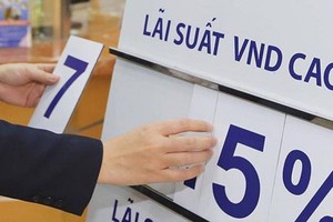 Lãi siết tiền gửi tiết kiệm bằng VND cao nhất trên thị trường hiện nay còn khoảng 5% kể cả với kỳ hạn dài.