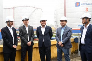 Bộ trưởng Nguyễn Hồng Diên kiểm tra công tác chuẩn bị tại kho xăng dầu Đức Giang.