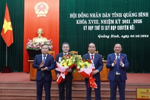 Bí thư Tỉnh uỷ Quảng Bình Vũ Đại Thắng và Phó Bí thư Thường trực Tỉnh uỷ, Chủ tịch HĐND tỉnh Quảng Bình Trần Hải Châu tặng hoa chúc mừng tân Phó chủ tịch UBND tỉnh Quảng Bình Phan Phong Phú (thư hai, trái ảnh) và ông Phan Mạnh Hùng nhận nhiệm vụ mới