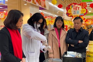 Cơ quan chức năng đang lấy mẫu thực phẩm của cơ sở kinh doanh.