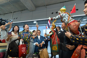 Du khách Trung Quốc được chào đón tại sân bay Suvarnabhumi ở Bangkok, Thái Lan. Ảnh: THX