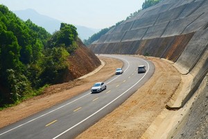 Một đoạn cao tốc Cam Lộ - La Sơn.