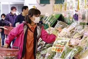 Người tiêu dùng mua sắm tại siêu thị ở Tokyo, Nhật Bản. (Ảnh: Kyodo/TTXVN)