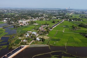 Mặt bằng công trình Đường ven biển Dung Quất - Sa Huỳnh theo kiểu "xôi đỗ" làm ảnh hưởng đến tiến độ dự án. 