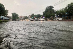 Một điểm ngập khi trời mưa trên Quốc lộ 13 đoạn qua TP. Thủ Đức.