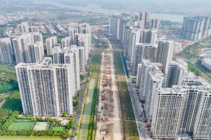 Gỡ vướng pháp lý dự án cũng sẽ khơi thông dòng vốn vào bất động sản. Ảnh: Lê Toàn 